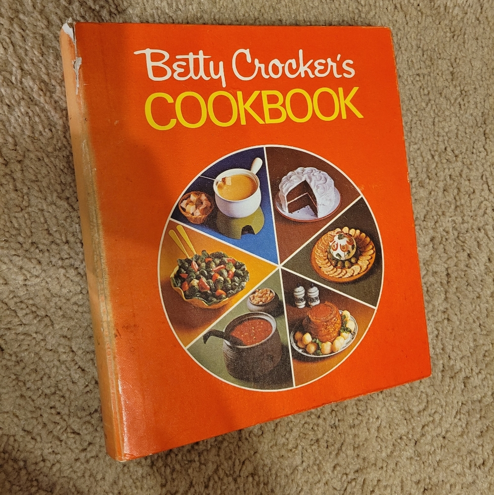 VINTAGE Betty Crocker Cookbook Binder (1974)